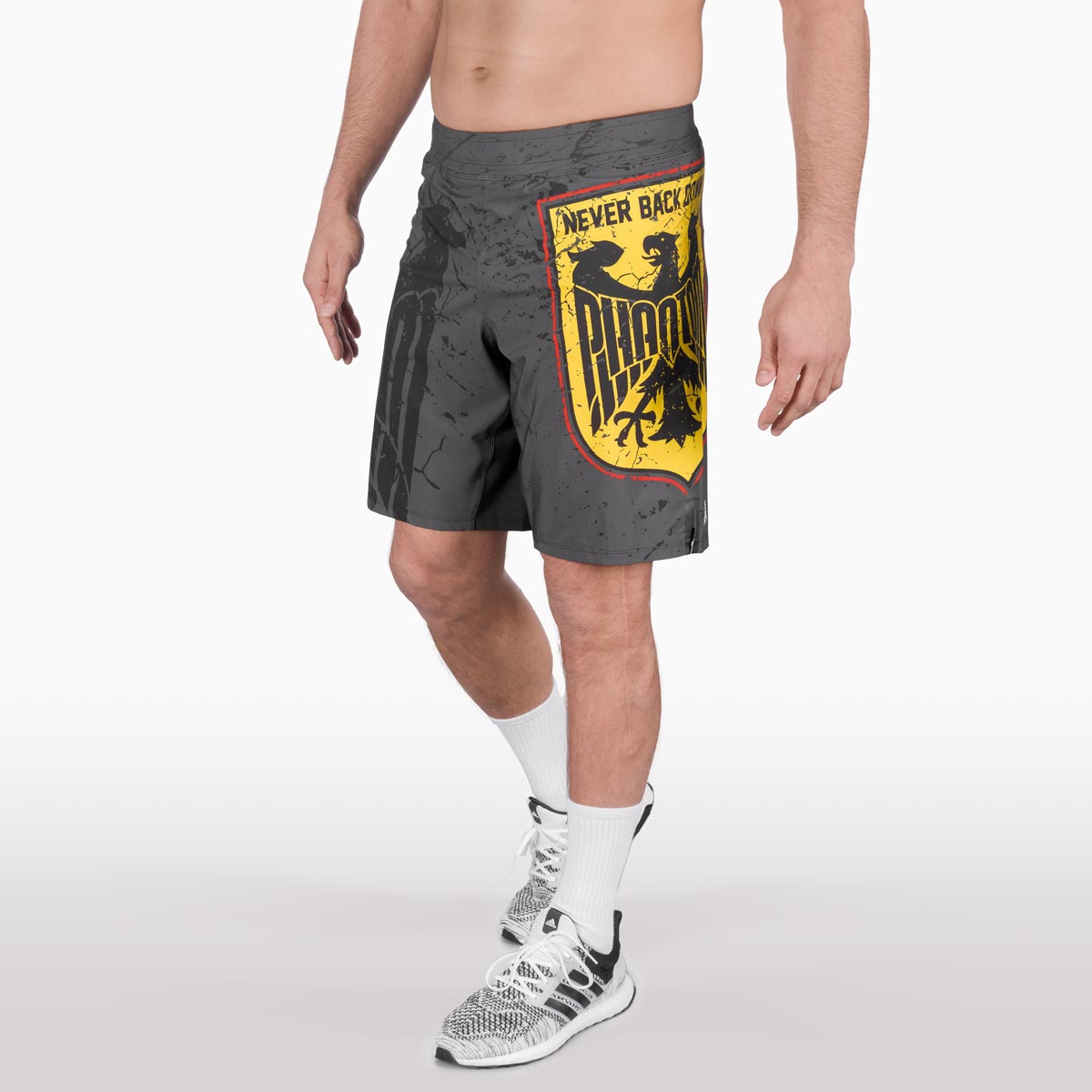 Die Phantom FLEX Fightshorts zählen zu den besten Fightshorts am Markt. Ultraleicht, mega flexibel und reißfest. Reduziert auf ein absolutes Minimum bietet sie dir maximale Performance in deinem Kampfsport. Egal ob BJJ, MMA, Muay Thai oder Kickboxen. Die FLEX Shorts von Phantom Athletics holen das beste aus dir raus. Hier in der limitierten Germany Edition.