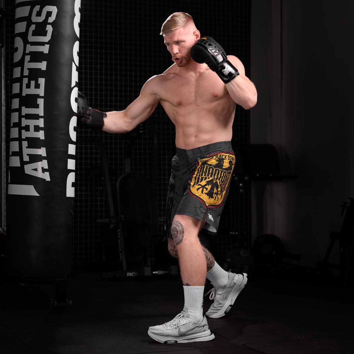 Die Phantom FLEX Fightshorts zählen zu den besten Fightshorts am Markt. Ultraleicht, mega flexibel und reißfest. Reduziert auf ein absolutes Minimum bietet sie dir maximale Performance in deinem Kampfsport. Egal ob BJJ, MMA, Muay Thai oder Kickboxen. Die FLEX Shorts von Phantom Athletics holen das beste aus dir raus. Hier in der limitierten Germany Edition.