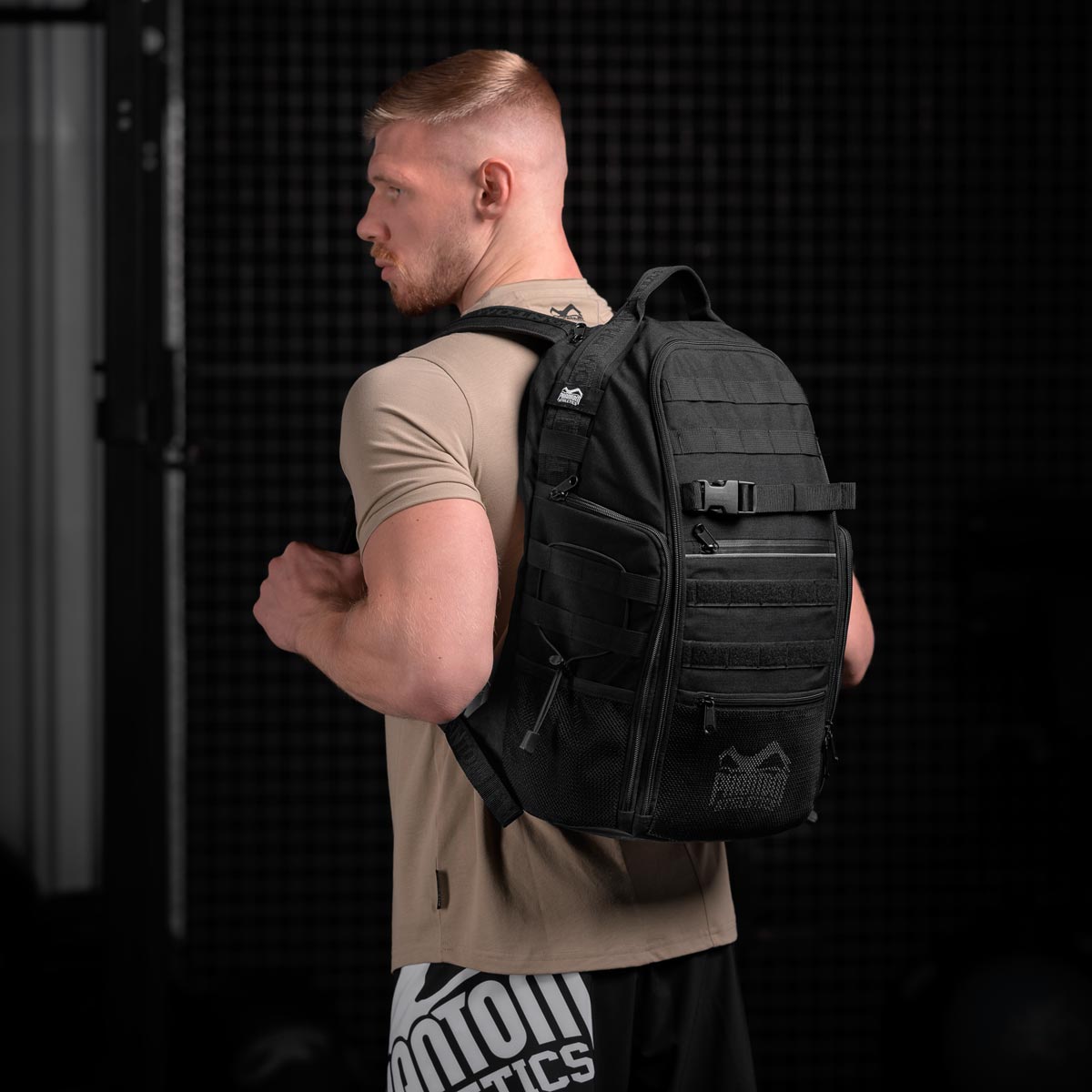 Kickboxer mit dem Phantom Tactic-S Rucksack im Gym. Der ideale Begleiter für dein Kampfsporttraining.