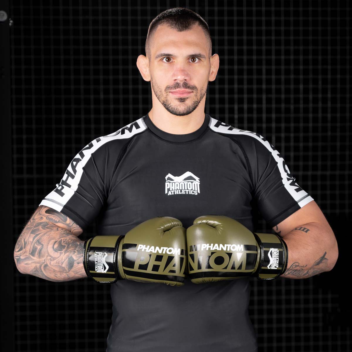 UFC Fighter Aleks Rakic mit den army grünen Phantom APEX Boxhandschuhen und dem Phantom Rashguard