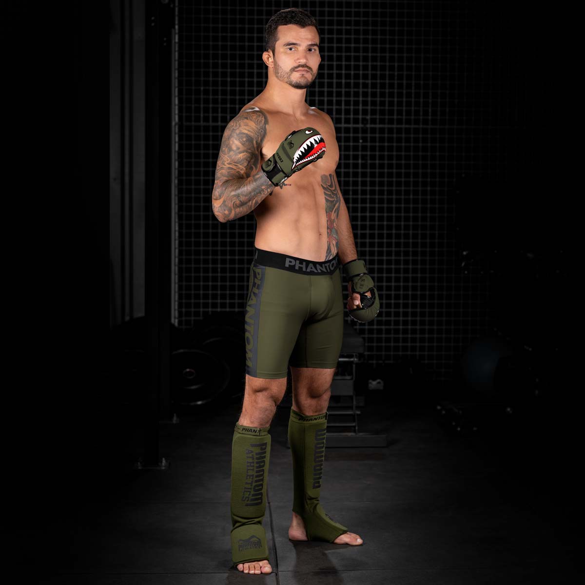 Phantom Compression Fightshorts in Army/Grün. Ultimativer Komfort und Bewegungsfreiheit. Ideal für deinen Kampfsport.  Egal ob MMA, BJJ oder Muay Thai. Die Phantom Fightshorts performen in Wettkampf und Training. UFC Fighter Aleks  Rakic bei der Wettkampfvorbereitung.