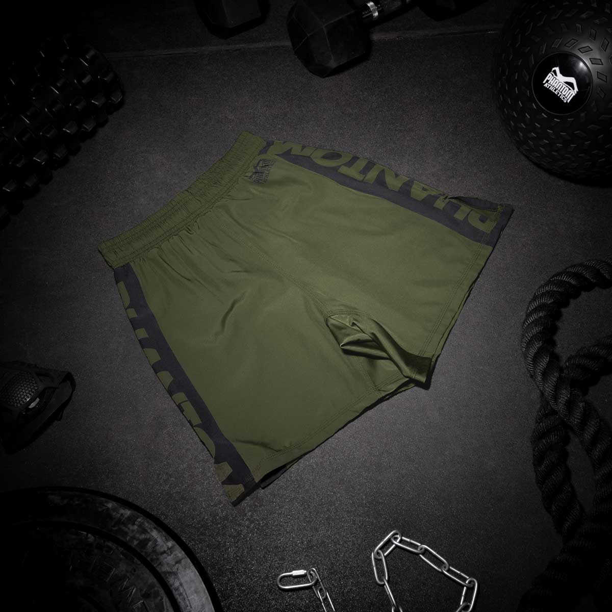 Die Phantom EVO Fightshorts sind die idealen Shorts für deinen Kampfsport. Ganz egal ob MMA, BJJ, Kickboxen oder Muay Thai. Durch das ultraleichte, elastische, reissfeste und schnelltrocknende Material bieten sie die volle Bewegungsfreiheit und maximalen Komfort, so dass du dich ganz auf deinen Fight oder dein Training konzentrieren kannst. Hier in der Farbe Army Grün