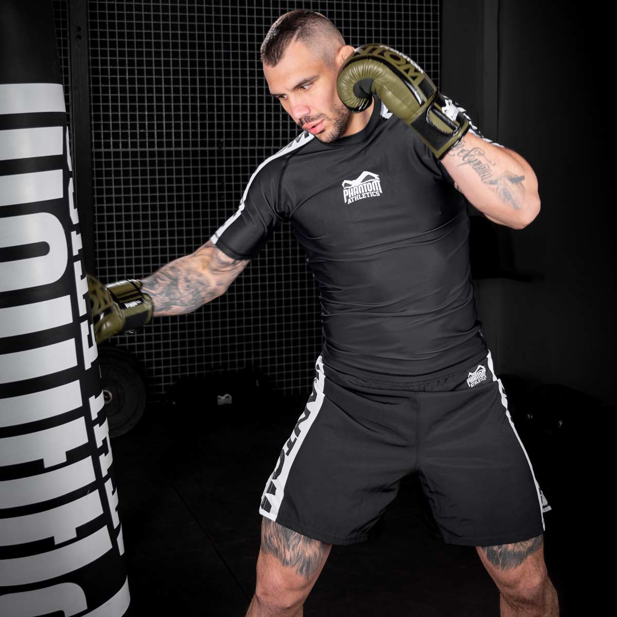 UFC MMA Fighter Aleks Rakic beim Boxsacktraining mit der Phantom APEX MMA Fightshorts in Schwarz.