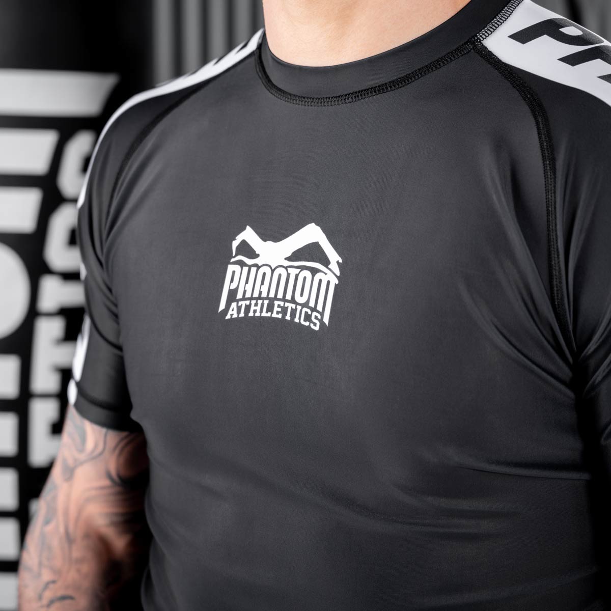 Phantom Rashguard für deinen Kampfsport. Eng anliegendes Kompressionstop für MMA, BJJ, Ringen, Muay Thai und andere Fight Sportarten. Perfekte Verarbeitung, Tragekomfort und Performance. Ideal für Training und Wettkampf. Hier im schwarzen Apex Design.