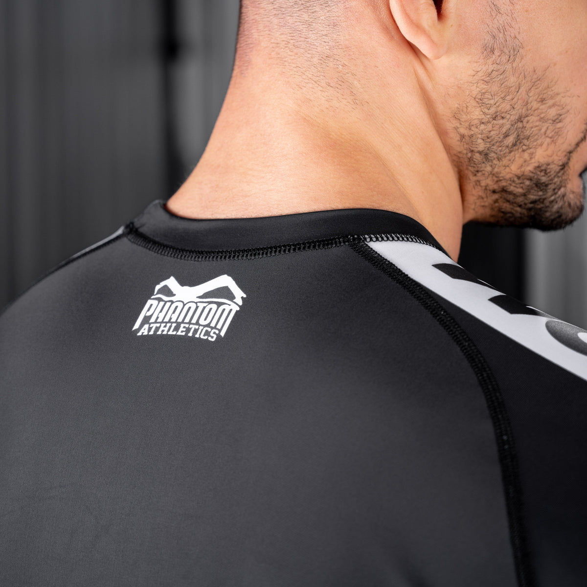 Phantom Rashguard für deinen Kampfsport. Eng anliegendes Kompressionstop für MMA, BJJ, Ringen, Muay Thai und andere Fight Sportarten. Perfekte Verarbeitung, Tragekomfort und Performance. Ideal für Training und Wettkampf. Hier im schwarzen Apex Design.