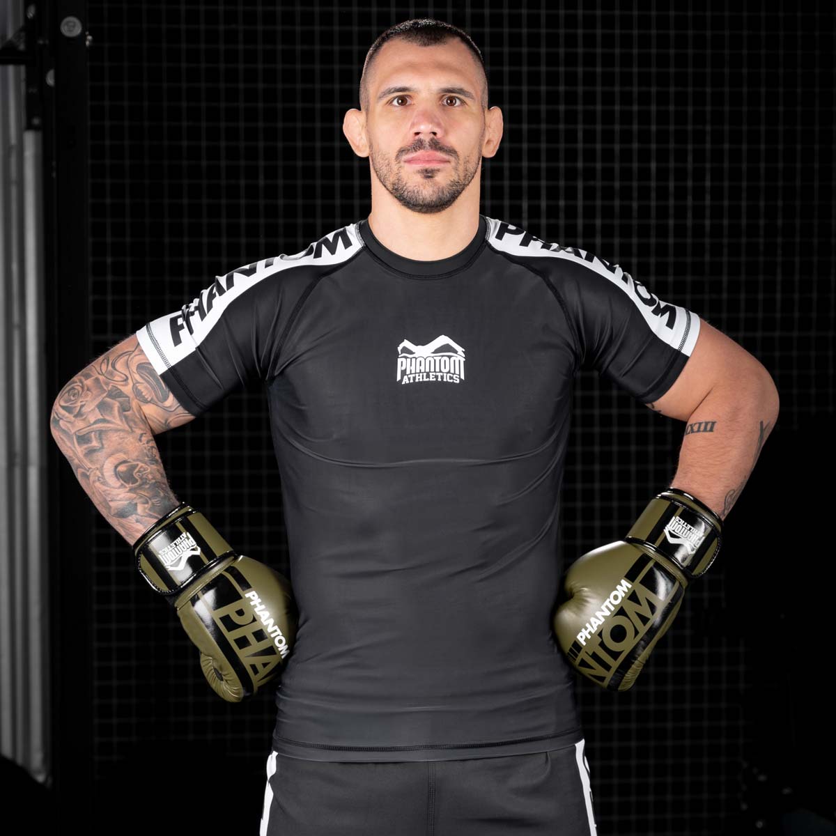 Phantom UFC Fighter Alex Rakic beim MMA Training mit dem schwarzen Kurzarm APEX Rashguard für Kampfsport.