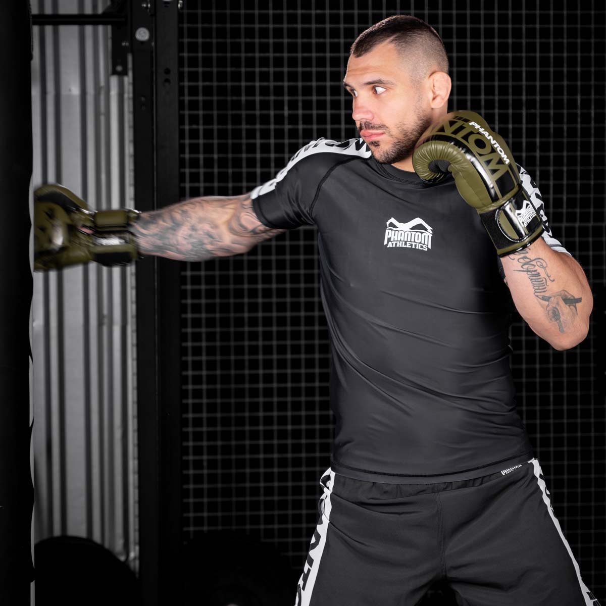 Phantom UFC Fighter Aleks Rakic beim MMA Training mit dem schwarzen Kurzarm APEX Rashguard für Kampfsport.