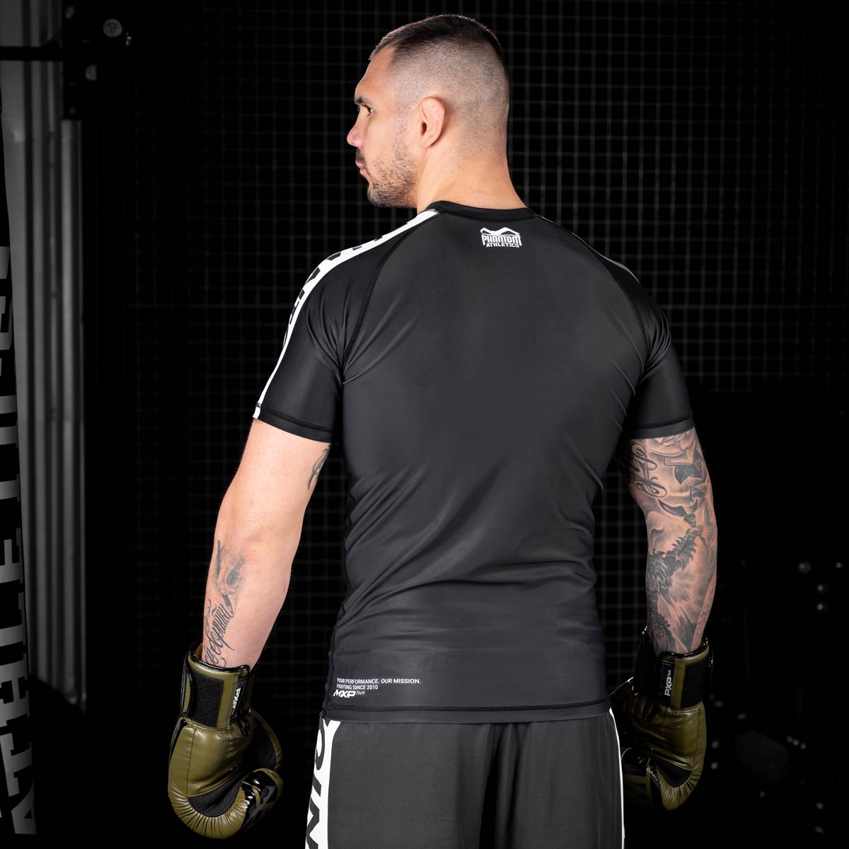 Phantom UFC Fighter Aleks Rakic beim MMA Training mit dem schwarzen Kurzarm APEX Rashguard für Kampfsport.