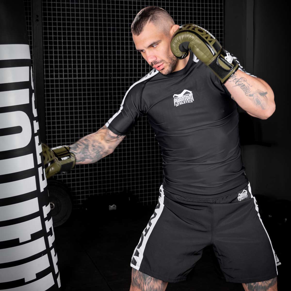 Phantom UFC Fighter Aleks Rakic beim MMA Training mit dem schwarzen Kurzarm APEX Rashguard für Kampfsport.