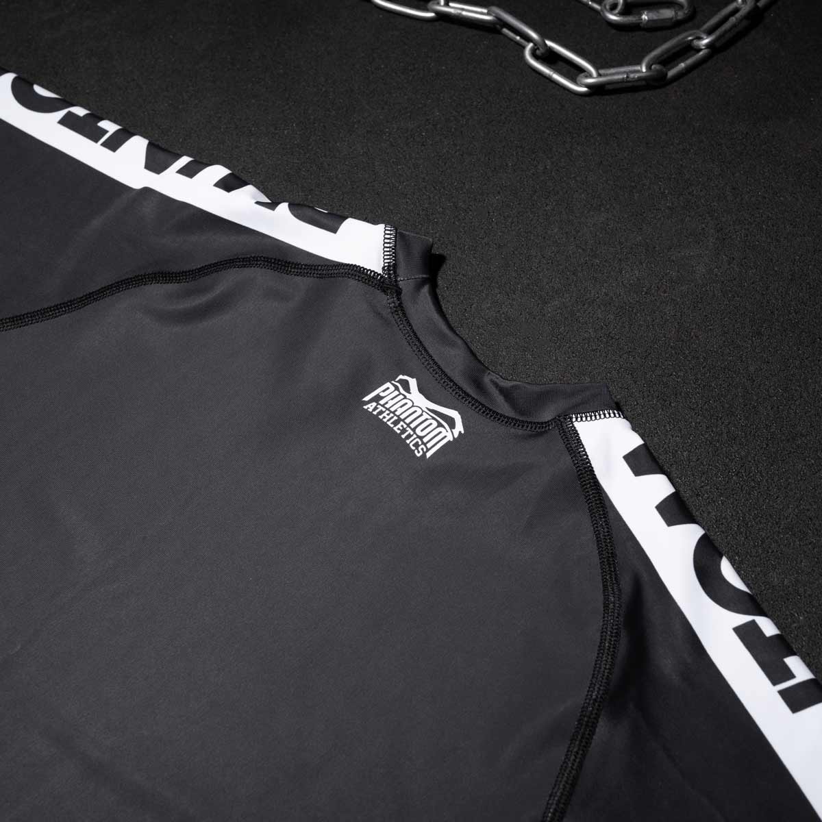 Phantom Rashguard für deinen Kampfsport. Eng anliegendes Kompressionstop für MMA, BJJ, Ringen, Muay Thai und andere Fight Sportarten. Perfekte Verarbeitung, Tragekomfort und Performance. Ideal für Training und Wettkampf. Hier im schwarzen Apex Design.