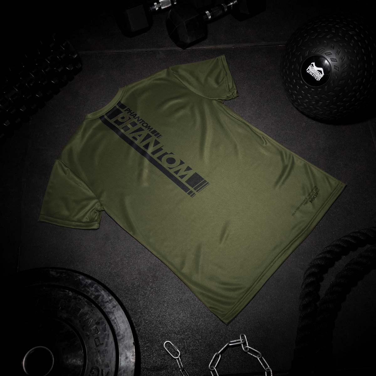 Das Phantom EVO Apex Trainingsshirt. Höchste Qualität für dein Kampfsporttraining. Durch den atmungsaktiven und schweißabsorbierenden Stoff eignet es sich perfekt für harte Trainingseinheiten. Egal ob im MMA, Kickboxen, Ringen, Nogi BJJ oder Boxen. Hier in der Farbe army grün