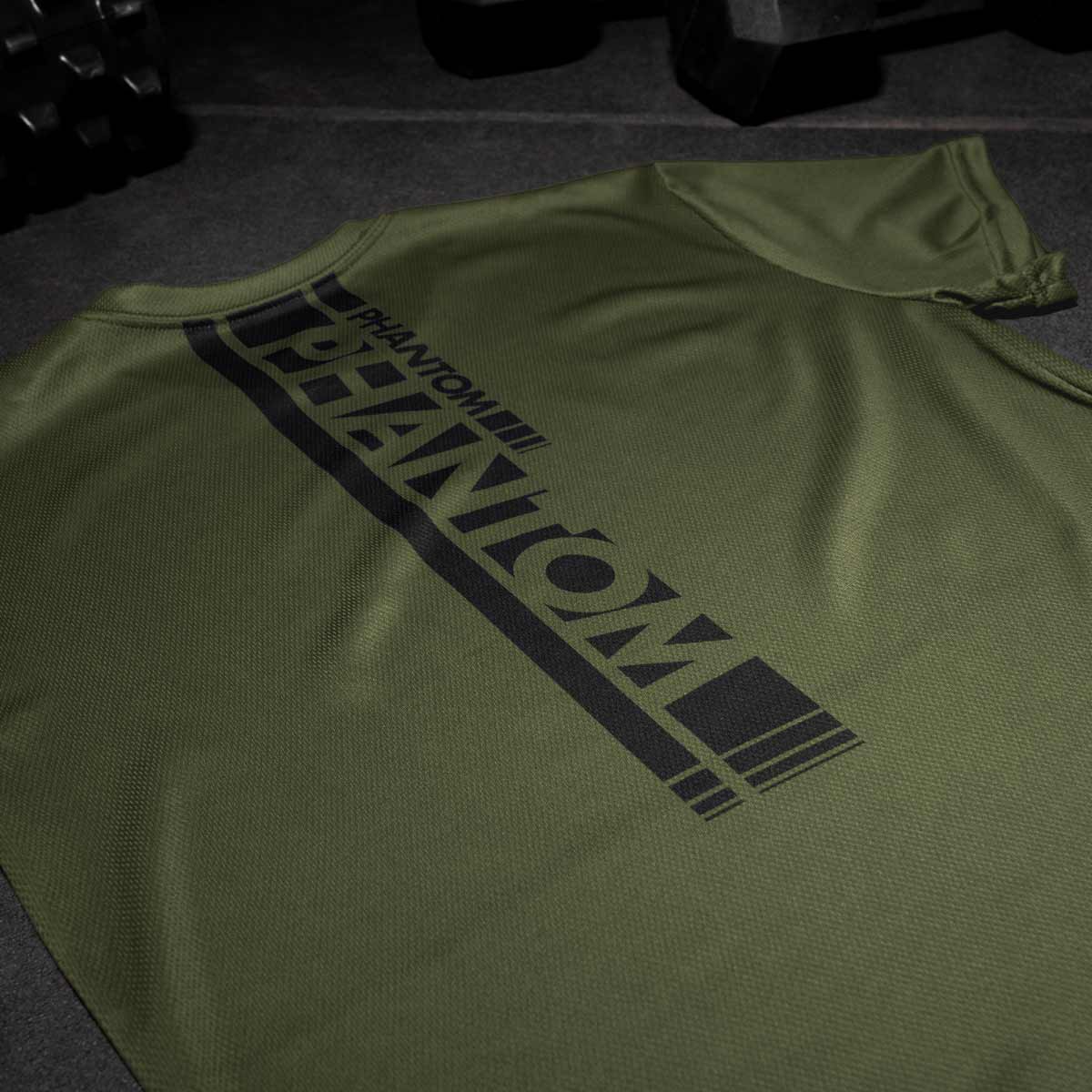 Das Phantom EVO Apex Trainingsshirt. Höchste Qualität für dein Kampfsporttraining. Durch den atmungsaktiven und schweißabsorbierenden Stoff eignet es sich perfekt für harte Trainingseinheiten. Egal ob im MMA, Kickboxen, Ringen, Nogi BJJ oder Boxen. Hier in der Farbe army grün