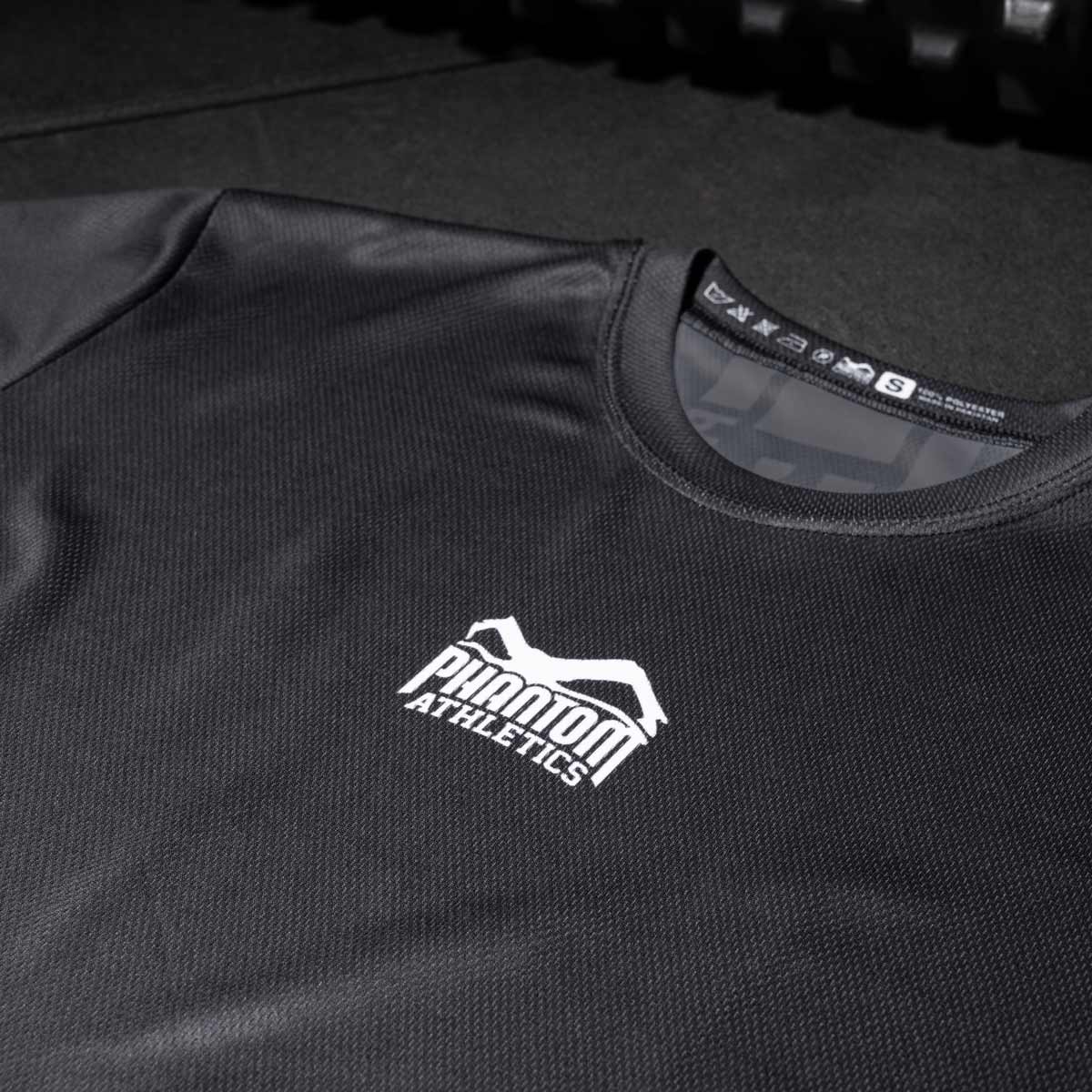 Das Phantom EVO Apex Trainingsshirt. Höchste Qualität für dein Kampfsporttraining. Durch den atmungsaktiven und schweißabsorbierenden Stoff eignet es sich perfekt für harte Trainingseinheiten. Egal ob im MMA, Kickboxen, Ringen, Nogi BJJ oder Boxen. Hier in der Farbe schwarz.