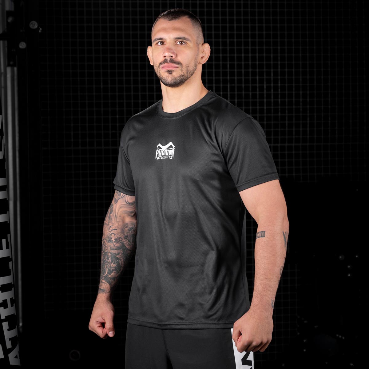 UFC Fighter Aleksandar Rakic beim Training mit dem Phantom Apex Trainingsshirt. Ideal auch für deinen Kampfsport.