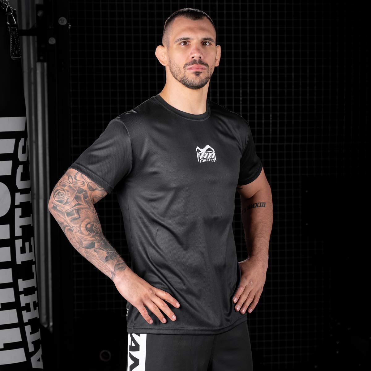 UFC Fighter Aleksandar Rakic beim Training mit dem Phantom Apex Trainingsshirt. Ideal auch für deinen Kampfsport.