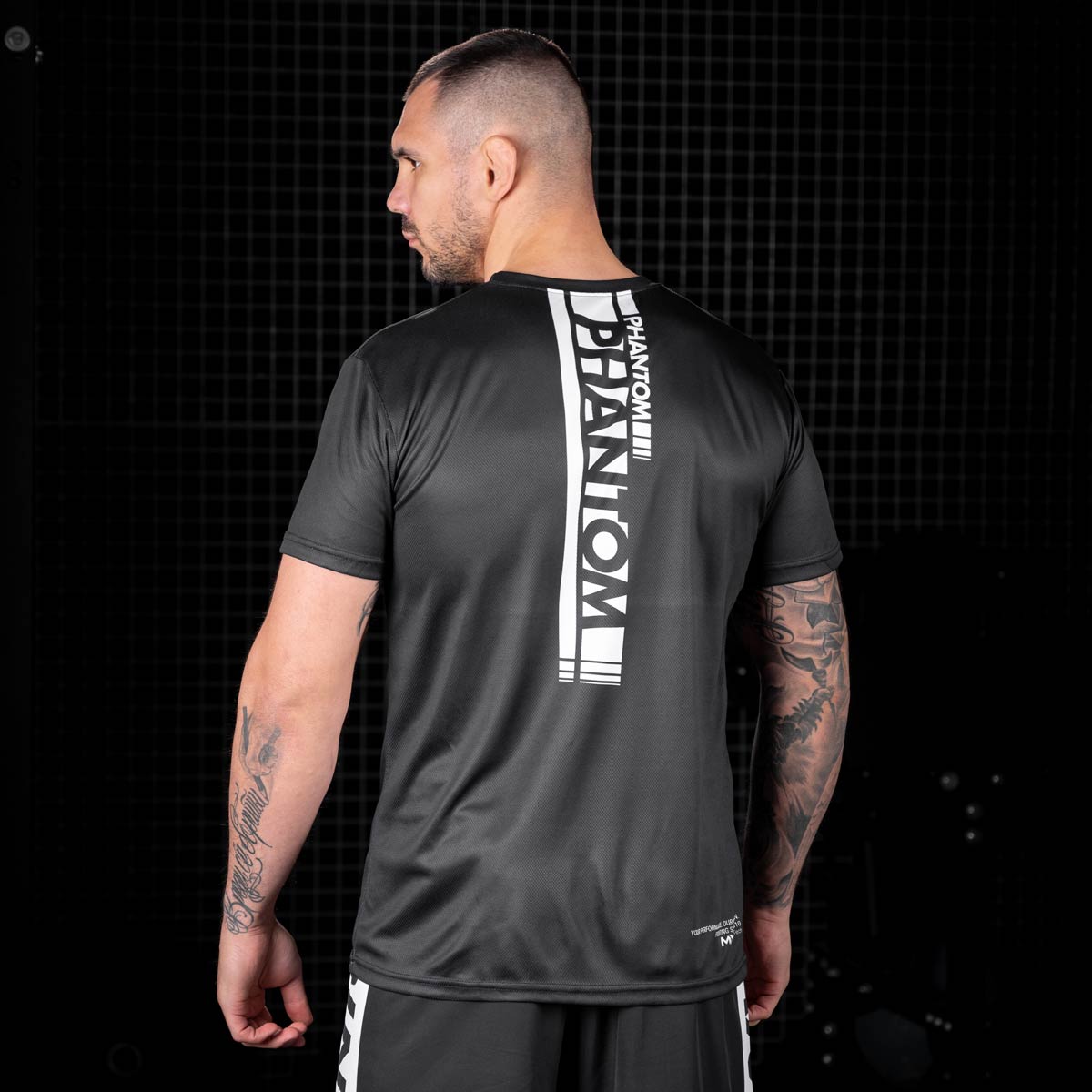 UFC Fighter Aleksandar Rakic beim Training mit dem Phantom Apex Trainingsshirt. Ideal auch für deinen Kampfsport.