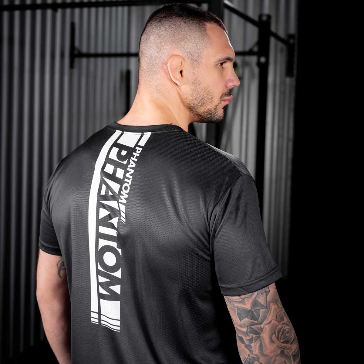 UFC Fighter Aleksandar Rakic beim Training mit dem Phantom Apex Trainingsshirt. Ideal auch für deinen Kampfsport.