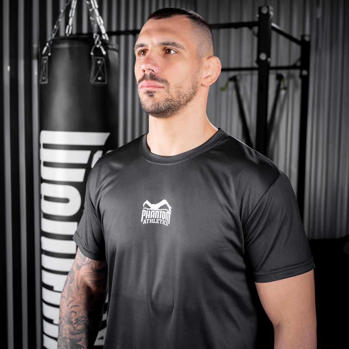 UFC Fighter Aleksandar Rakic beim Training mit dem Phantom Apex Trainingsshirt. Ideal auch für deinen Kampfsport.