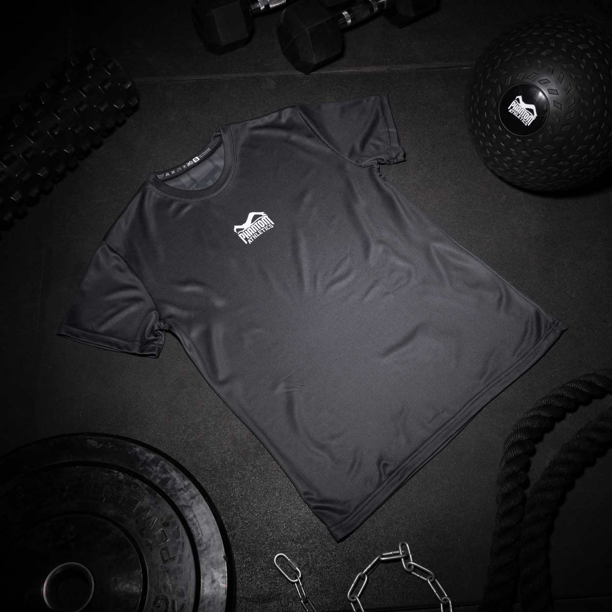 Das Phantom EVO Apex Trainingsshirt. Höchste Qualität für dein Kampfsporttraining. Durch den atmungsaktiven und schweißabsorbierenden Stoff eignet es sich perfekt für harte Trainingseinheiten. Egal ob im MMA, Kickboxen, Ringen, Nogi BJJ oder Boxen. Hier in der Farbe schwarz.