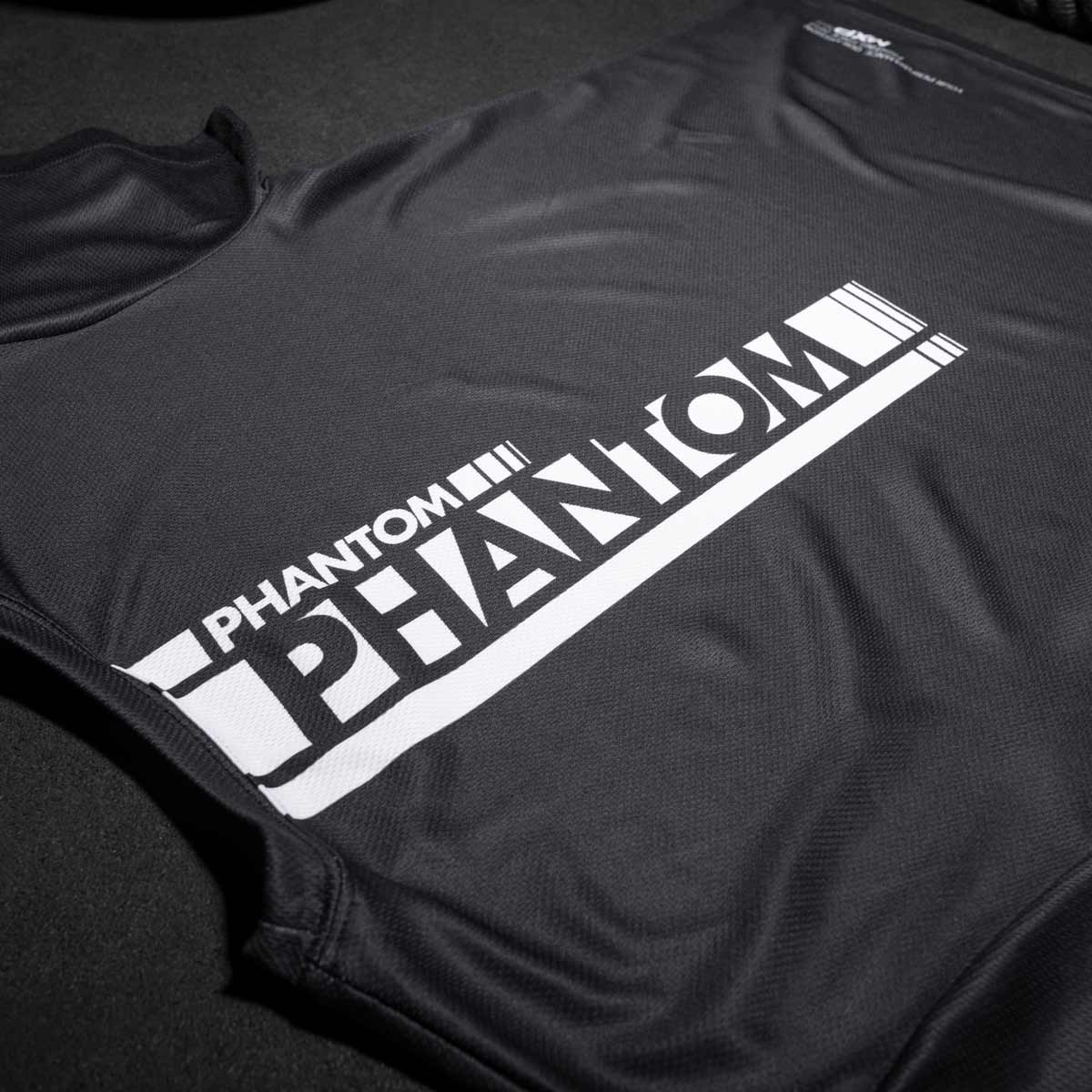 Das Phantom EVO Apex Trainingsshirt. Höchste Qualität für dein Kampfsporttraining. Durch den atmungsaktiven und schweißabsorbierenden Stoff eignet es sich perfekt für harte Trainingseinheiten. Egal ob im MMA, Kickboxen, Ringen, Nogi BJJ oder Boxen. Hier in der Farbe schwarz.