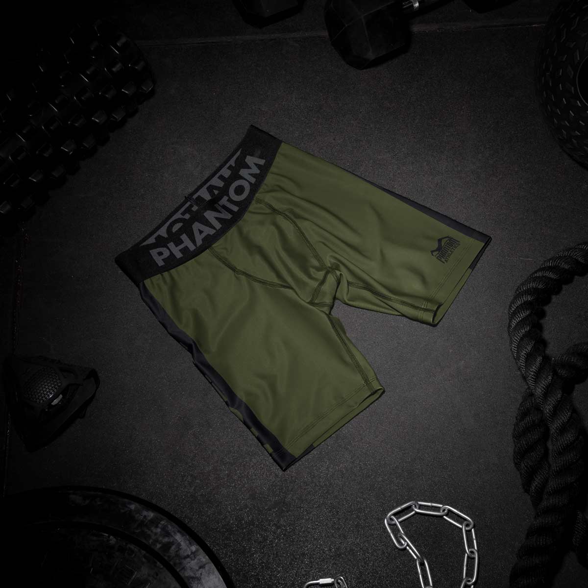 Phantom Compression Fightshorts in Army/Grün. Ultimativer Komfort und Bewegungsfreiheit. Ideal für deinen Kampfsport.  Egal ob MMA, BJJ oder Muay Thai. Die Phantom Fightshorts performen in Wettkampf und Training. UFC Fighter Aleks  Rakic bei der Wettkampfvorbereitung.