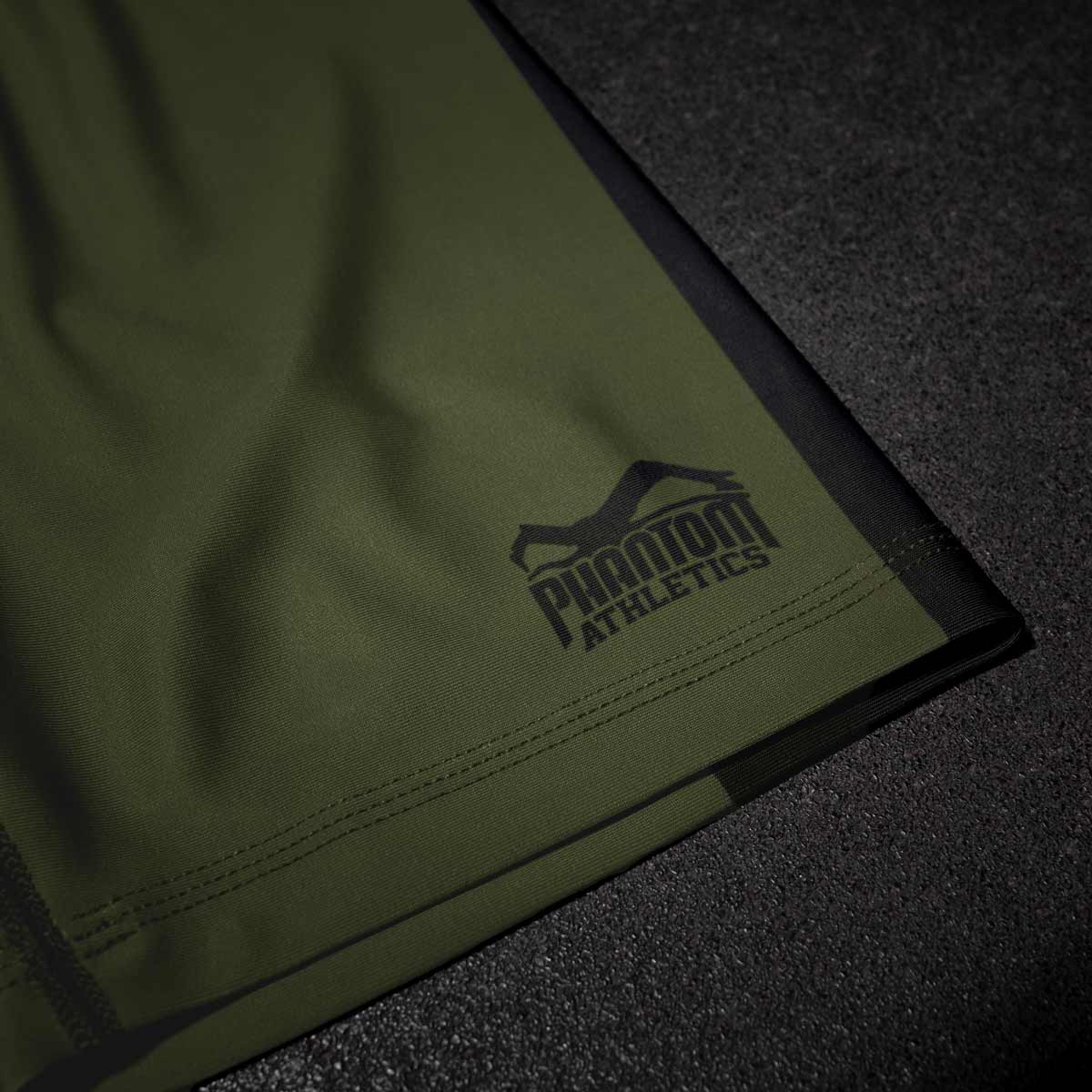 Phantom Compression Fightshorts in Army/Grün. Ultimativer Komfort und Bewegungsfreiheit. Ideal für deinen Kampfsport.  Egal ob MMA, BJJ oder Muay Thai. Die Phantom Fightshorts performen in Wettkampf und Training. 