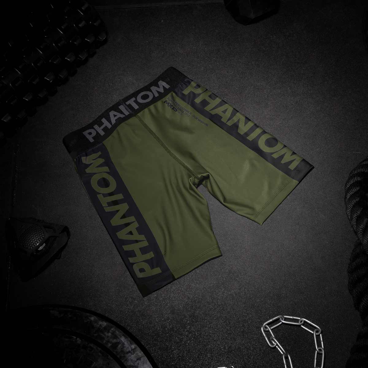 Phantom Compression Fightshorts in Army/Grün. Ultimativer Komfort und Bewegungsfreiheit. Ideal für deinen Kampfsport.  Egal ob MMA, BJJ oder Muay Thai. Die Phantom Fightshorts performen in Wettkampf und Training. UFC Fighter Aleks  Rakic bei der Wettkampfvorbereitung.