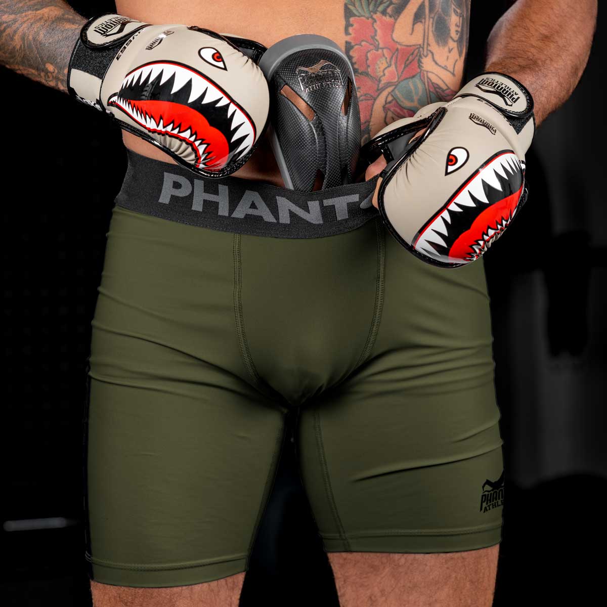 Phantom Compression Fightshorts in Army/Grün. Ultimativer Komfort und Bewegungsfreiheit. Ideal für deinen Kampfsport.  Egal ob MMA, BJJ oder Muay Thai. Die Phantom Fightshorts performen in Wettkampf und Training.