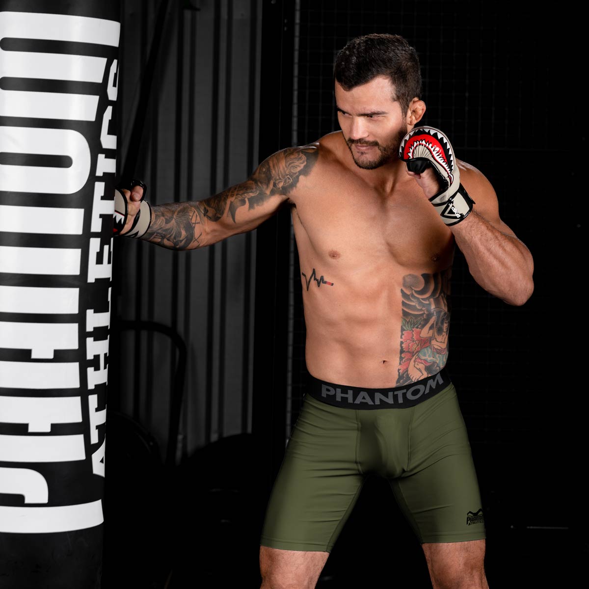 Phantom Compression Fightshorts in Army/Grün. Ultimativer Komfort und Bewegungsfreiheit. Ideal für deinen Kampfsport.  Egal ob MMA, BJJ oder Muay Thai. Die Phantom Fightshorts performen in Wettkampf und Training.