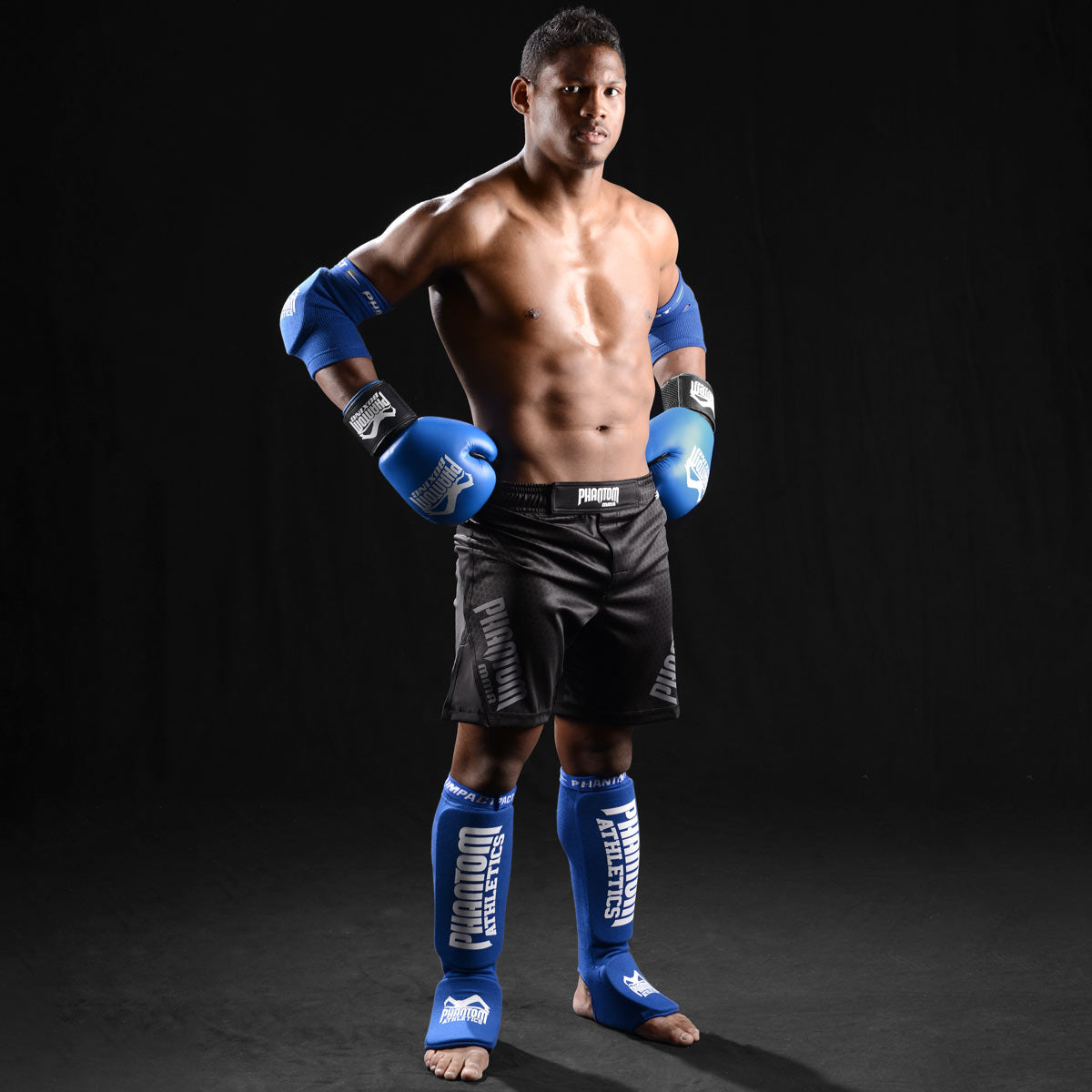 MMA Fighter im Training mit den Phantom Impact Schienbeinschonern in Blau.