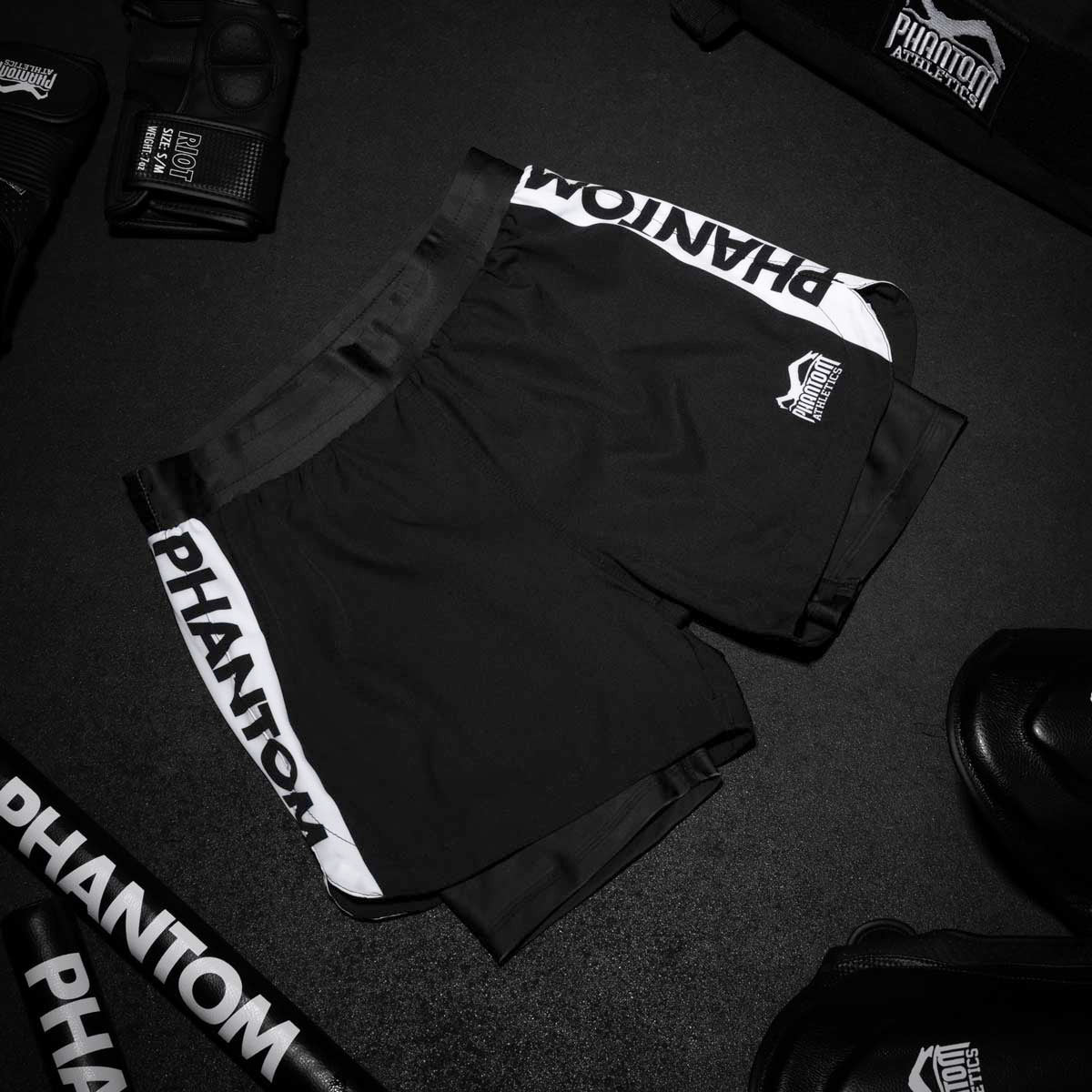 Phantom Fightshorts Fusion 2in1. Ultimative Shorts für deinen Kampfsport mit integrierter Compression Shorts. Ideal für MMA, BJJ, Ringen, Grappling oder Muay Thai. In schwarz mit PHANTOM Schriftzug.