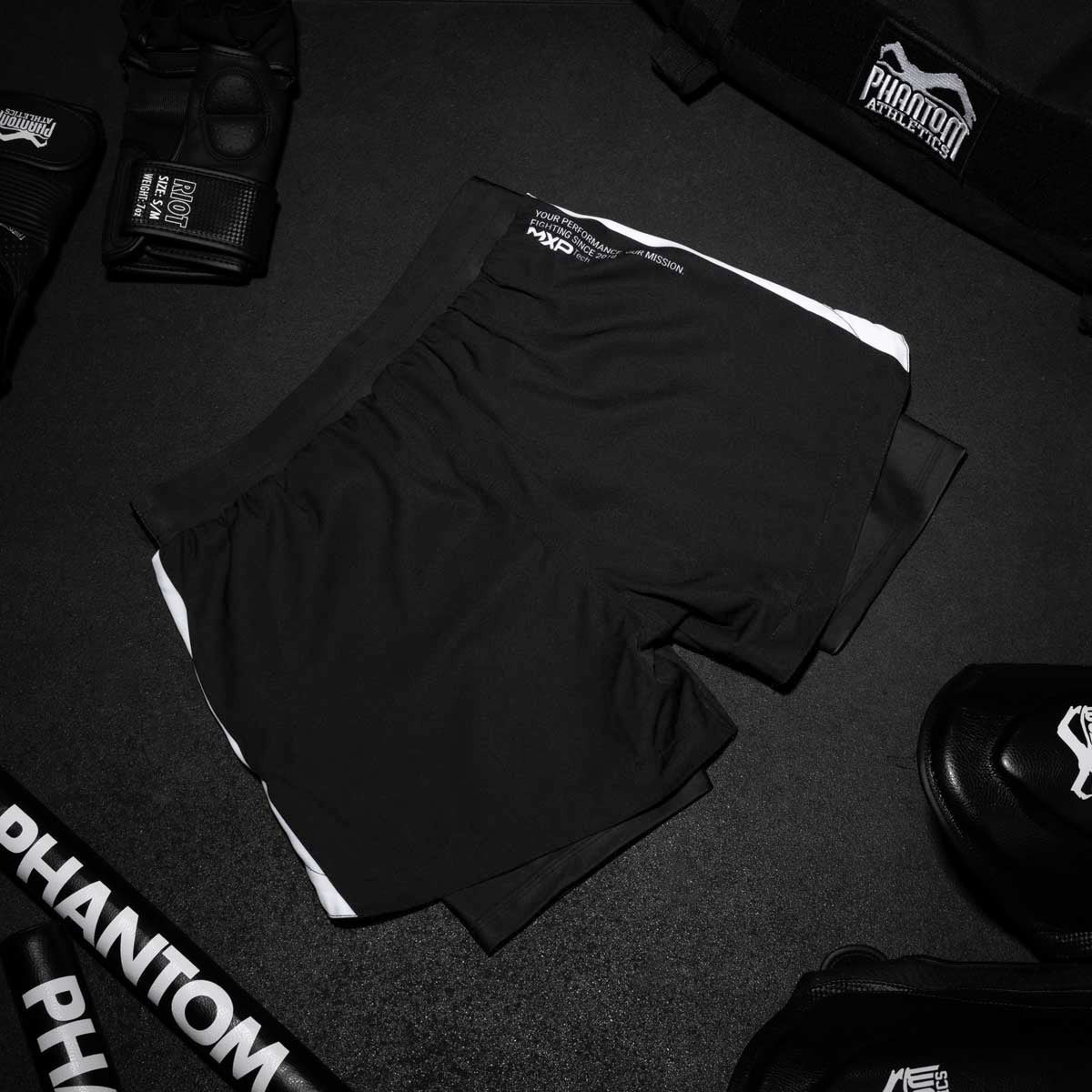 Phantom Fightshorts Fusion 2in1. Ultimative Shorts für deinen Kampfsport mit integrierter Compression Shorts. Ideal für MMA, BJJ, Ringen, Grappling oder Muay Thai. In schwarz mit PHANTOM Schriftzug.