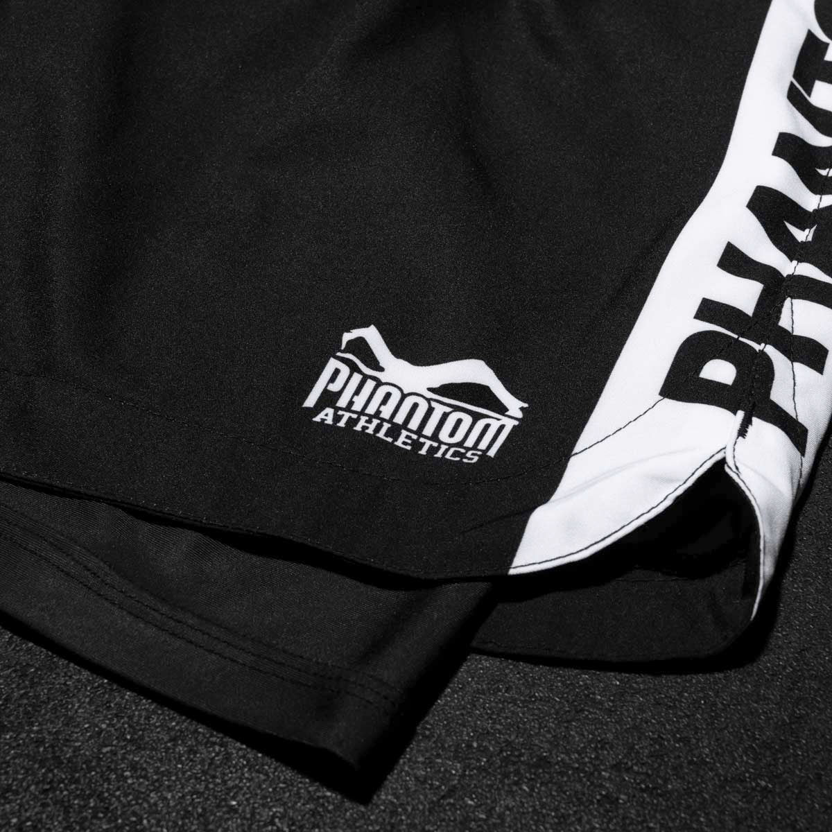 Phantom Fightshorts Fusion 2in1. Ultimative Shorts für deinen Kampfsport mit integrierter Compression Shorts. Ideal für MMA, BJJ, Ringen, Grappling oder Muay Thai. In schwarz mit PHANTOM Schriftzug.