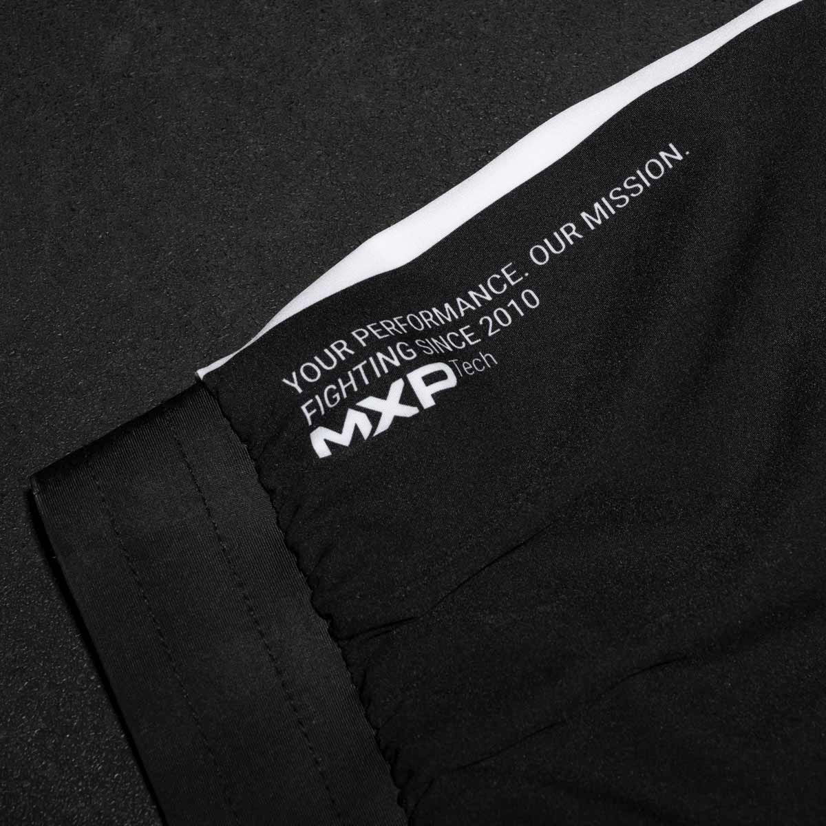 Phantom Fightshorts Fusion 2in1. Ultimative Shorts für deinen Kampfsport mit integrierter Compression Shorts. Ideal für MMA, BJJ, Ringen, Grappling oder Muay Thai. In schwarz mit PHANTOM Schriftzug.