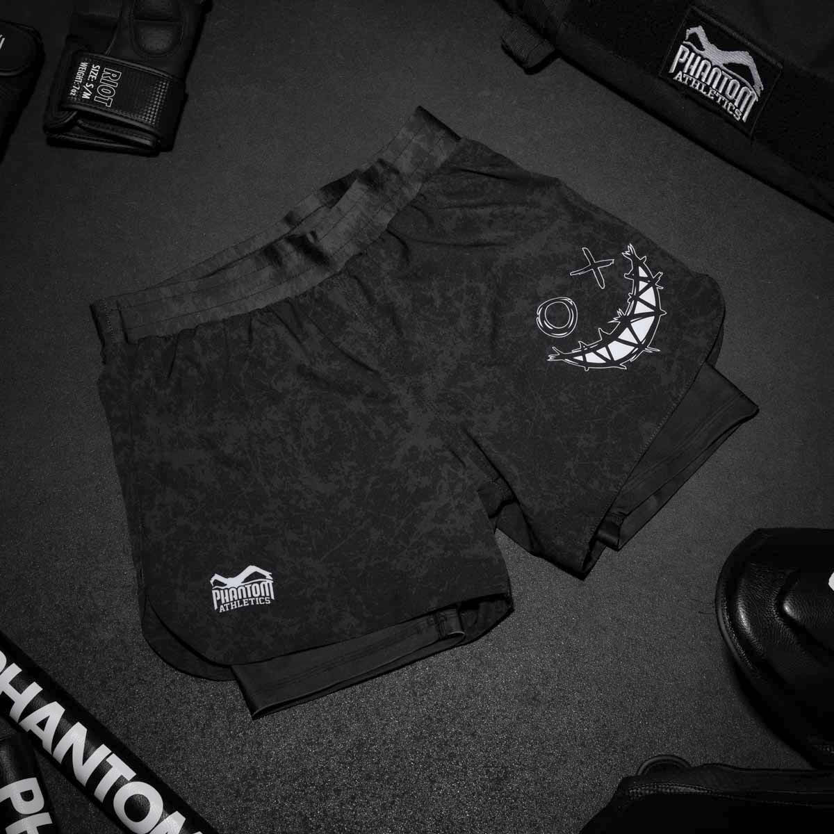 Phantom Fightshorts Fusion 2in1. Ultimative Shorts für deinen Kampfsport mit integrierter Compression Shorts. Ideal für MMA, BJJ, Ringen, Grappling oder Muay Thai. In schwarz mit Serious Smiley Design.