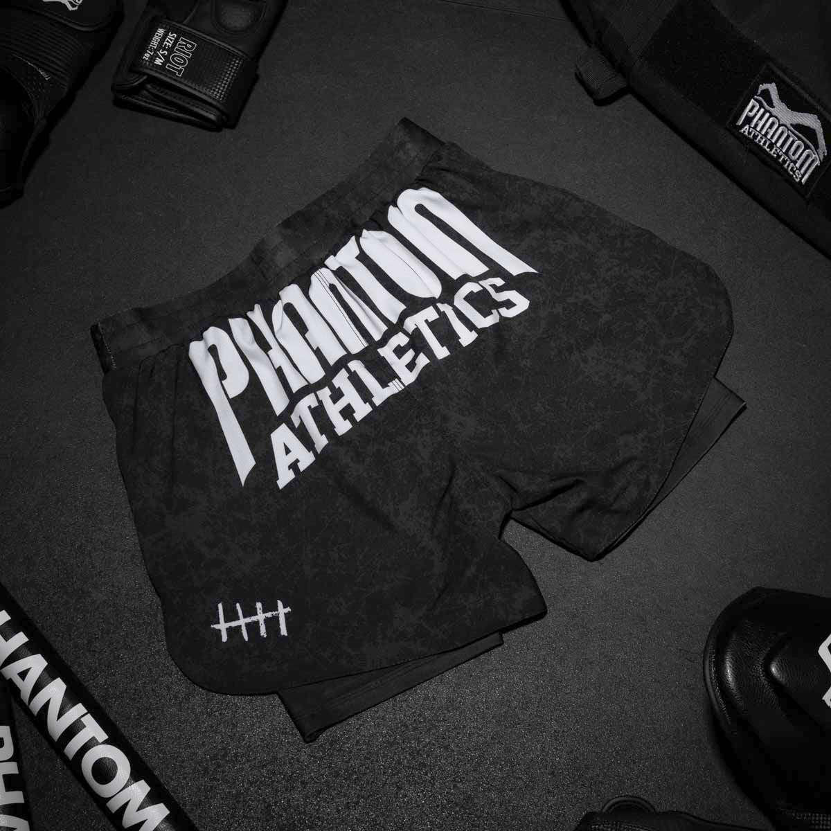 Phantom Fightshorts Fusion 2in1. Ultimative Shorts für deinen Kampfsport mit integrierter Compression Shorts. Ideal für MMA, BJJ, Ringen, Grappling oder Muay Thai. In schwarz mit Serious Smiley Design.