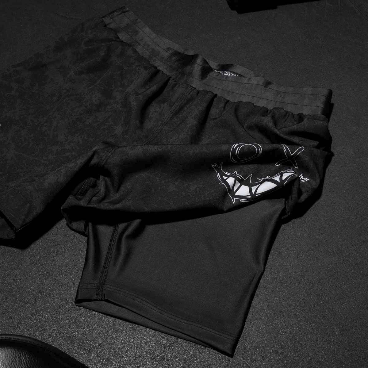 Phantom Fightshorts Fusion 2in1. Ultimative Shorts für deinen Kampfsport mit integrierter Compression Shorts. Ideal für MMA, BJJ, Ringen, Grappling oder Muay Thai. In schwarz mit Serious Smiley Design.