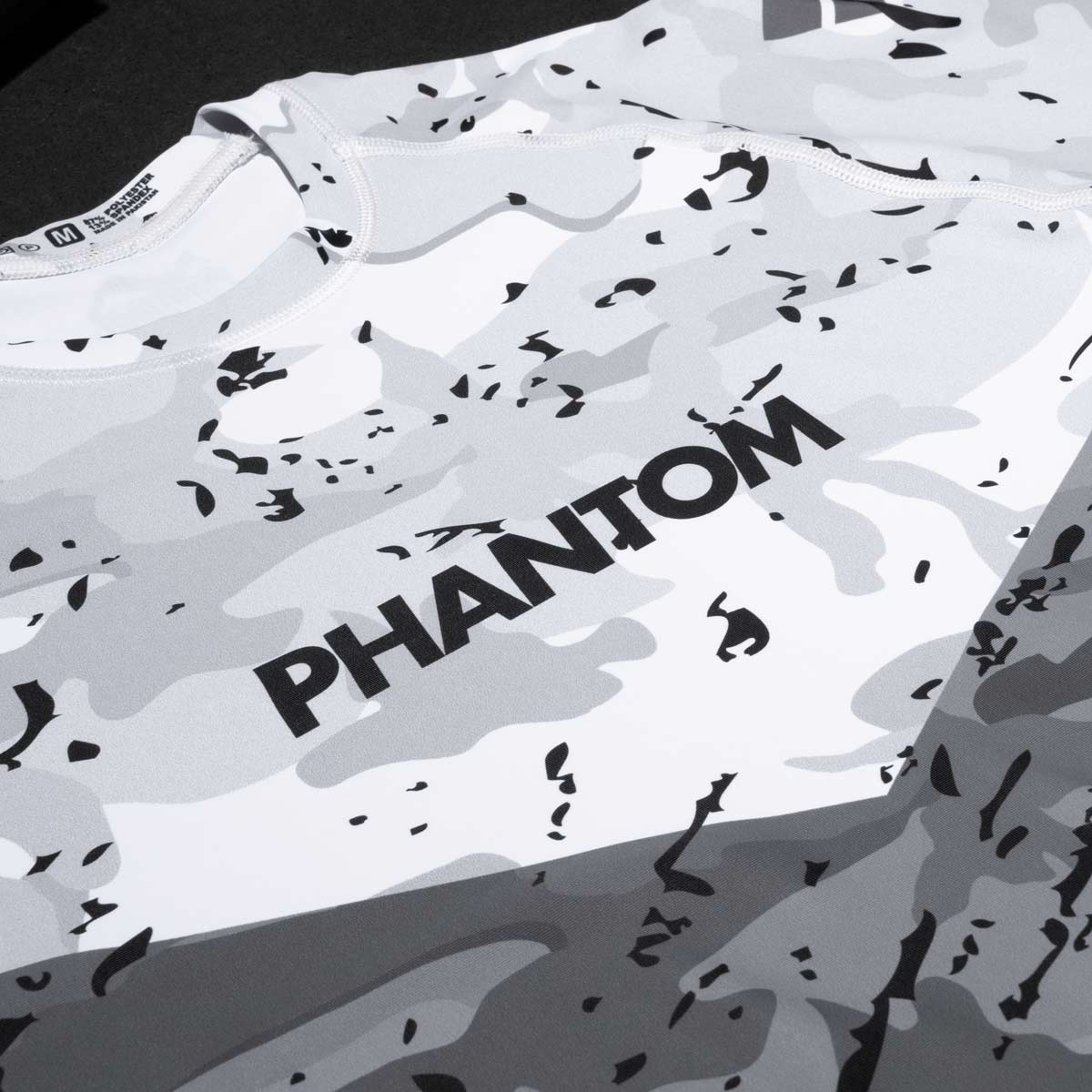 Phantom Rashguard für deinen Kampfsport. Eng anliegendes Kompressionstop für MMA, BJJ, Ringen, Muay Thai und andere Fight Sportarten. Perfekte Verarbeitung, Tragekomfort und Performance. Ideal für Training und Wettkampf. Hier in den Farben weiß/grau und schwarz mit Camo Muster.