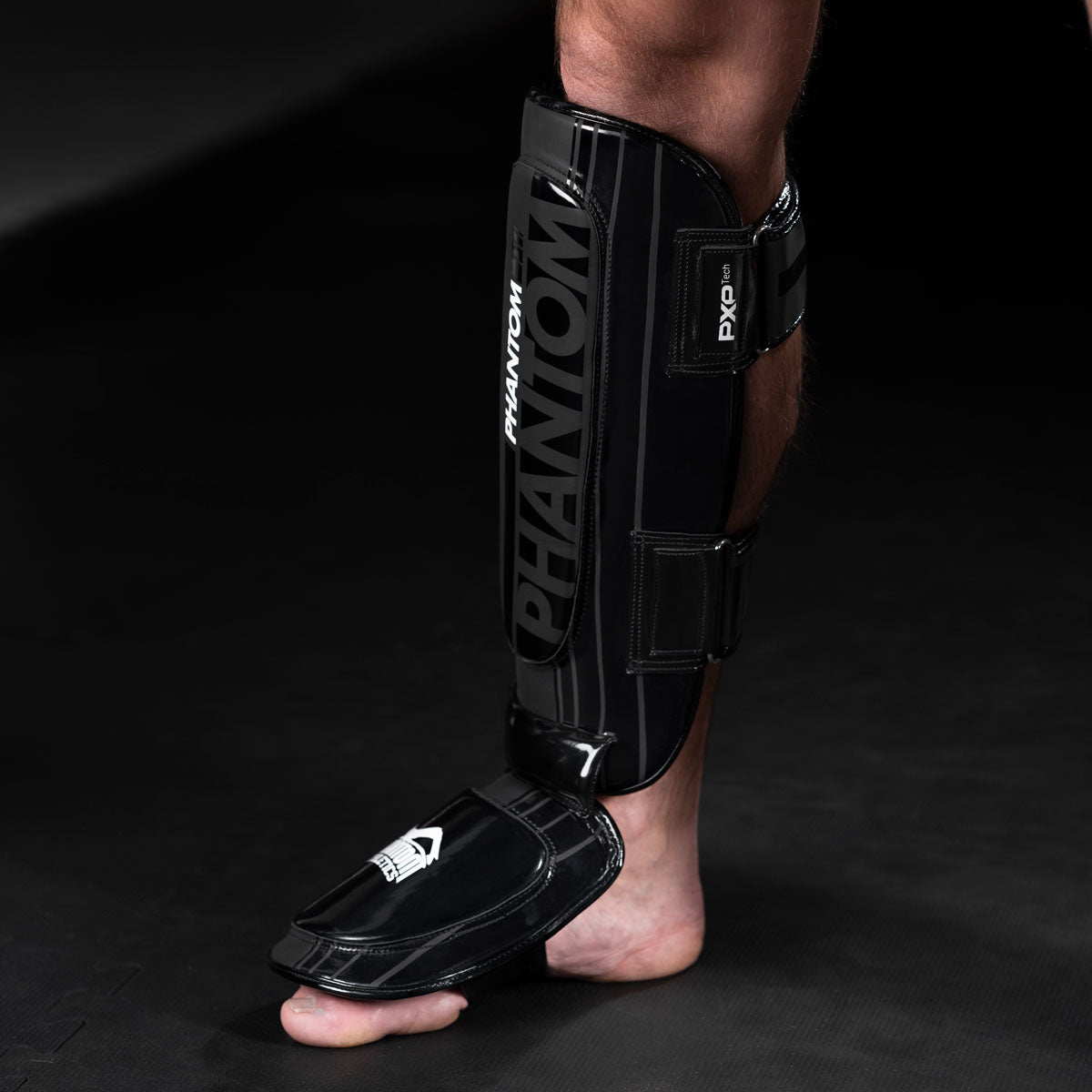 Die Phantom Apex Hybrid Schienbeinschützer im Kampfsport Gym eignen sich perfekt für dein Muay Thai Training