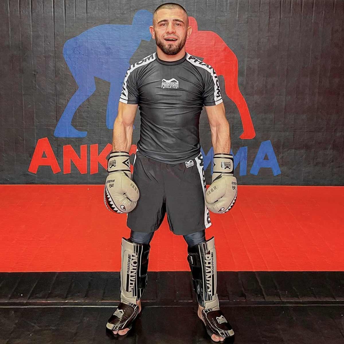 Phantom Fighter Mohammed Walid beim MMA Training mit dem Phantom MMA Apex Rashguard in schwarz.