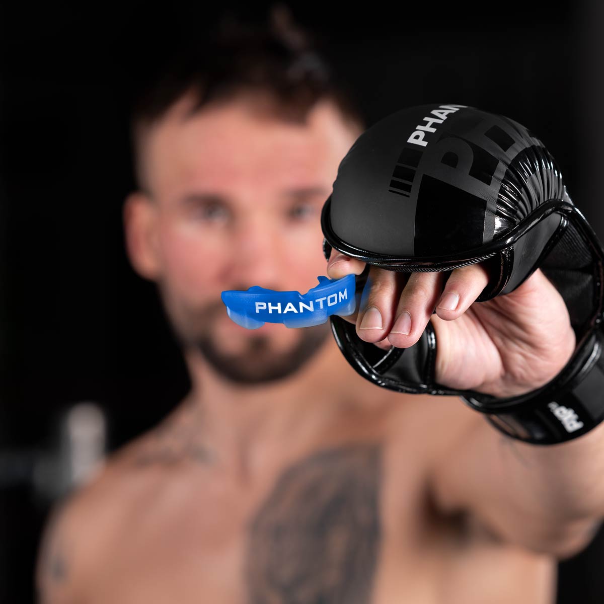 Muay Thai Profi zeigt den Phantom Impact Zahnschutz für Kampfsport in Blau