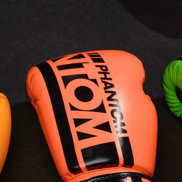 Phantom APEX NEON Boxhandschuhe. Hochwertige Boxing Gloves für deinen Kampfsport. Perfekte Verarbeitung machen diese Boxhandschuhe ideal für Training, Sparring und Wettkampf. Ideal für MMA, Muay Thai, Boxen und Kickboxen. Hier in Neon Rot.