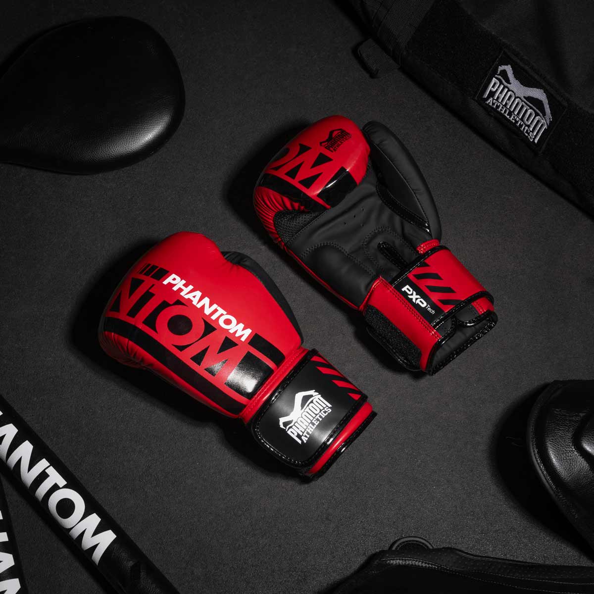 Phantom Boxhandschuhe APEX in der limitierten RED Edition. Perfekte Handschuhe für dein Kampfsporttraining wie z.B MMA, Muay Thai, Thaiboxen, K1 oder Boxen.