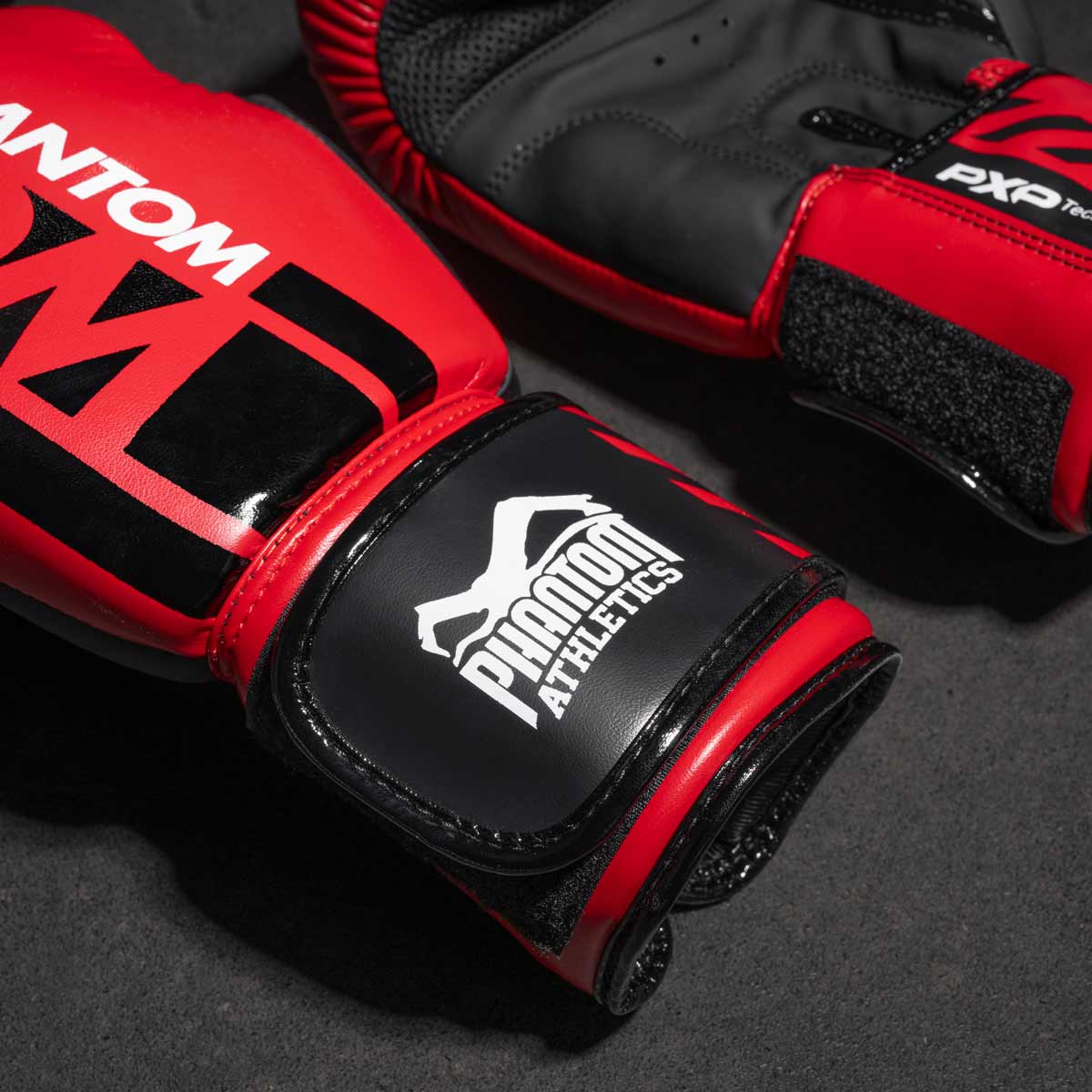 Phantom Boxhandschuhe APEX in der limitierten RED Edition. Perfekte Handschuhe für dein Kampfsporttraining wie z.B MMA, Muay Thai, Thaiboxen, K1 oder Boxen.