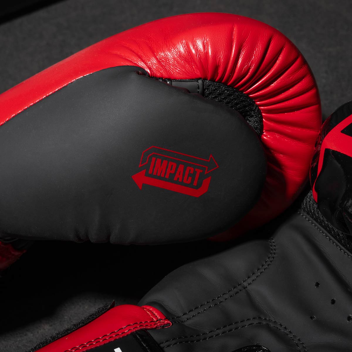 Phantom Boxhandschuhe APEX in der limitierten RED Edition. Perfekte Handschuhe für dein Kampfsporttraining wie z.B MMA, Muay Thai, Thaiboxen, K1 oder Boxen.