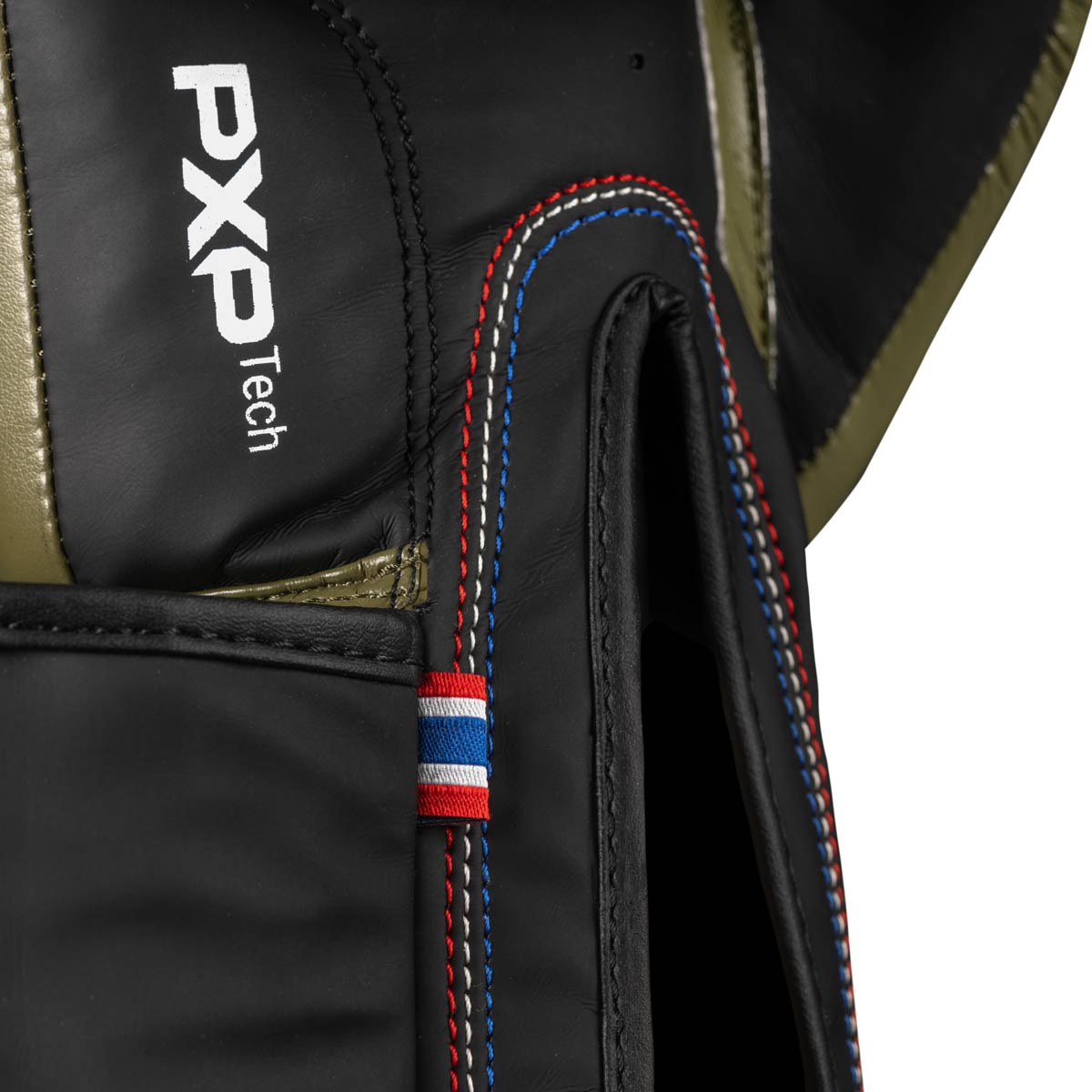 Die Phantom Sak Yant Muay Thai Boxhandschuhe wurden mit vielen kleinen thailändischen Details versehen und hervorragend verarbeitet. 