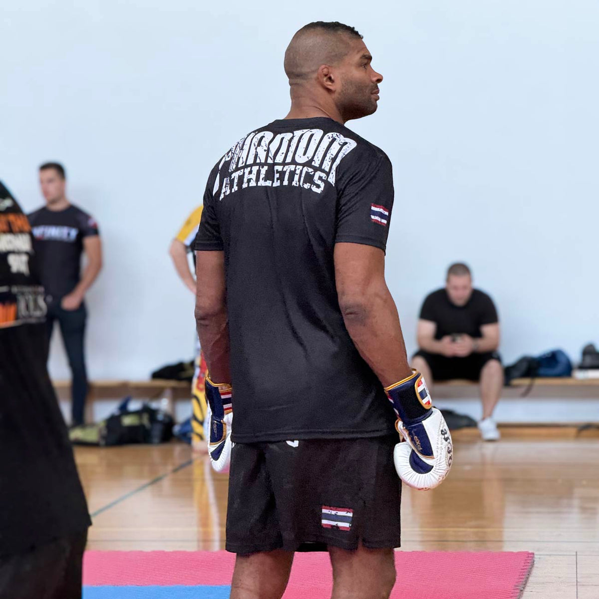 K1 und UFC Legende Alistair Overeem im Phantom Muay Thai Shirt, der Phantom Muay Thai Shorts sowie den weiß/goldenen Phantom Muay Thai Boxhandschuhen und Muay Thai Striking Schienbeinschonern.