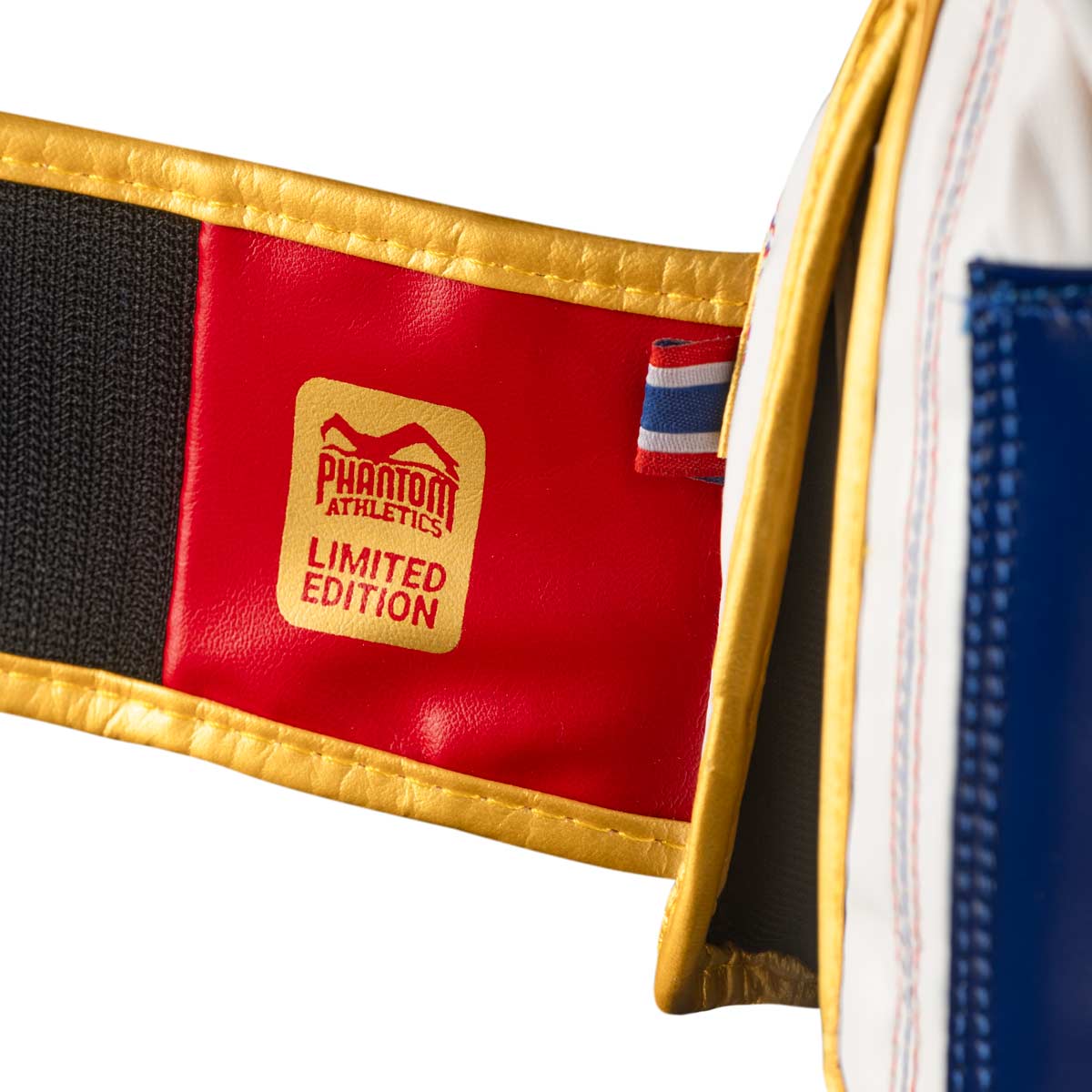 Die Phantom Sak Yant Muay Thai Boxhandschuhe wurden mit vielen kleinen thailändischen Details versehen und hervorragend verarbeitet. 