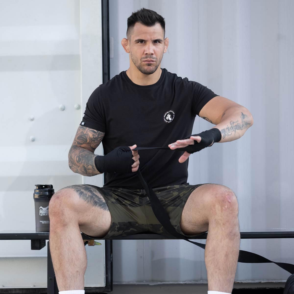  UFC MMA Fighter Aleksander Rakic mit den Phantom Apex Boxbandagen im Kampfsport Training. Erhältlich in unterschiedlichen Längen. 