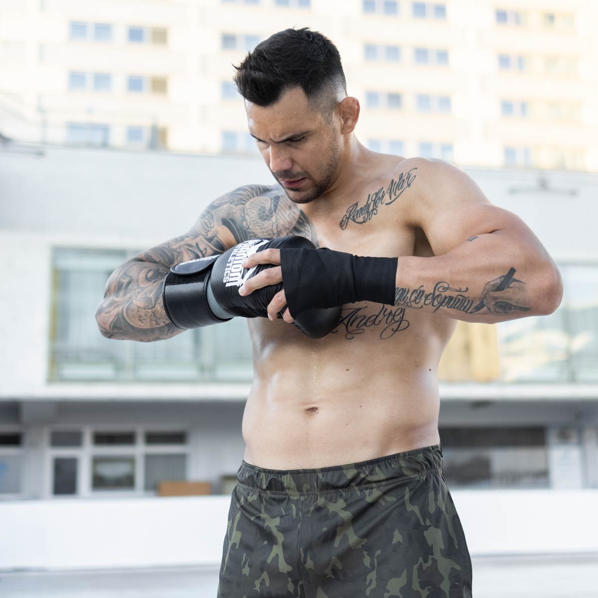 UFC MMA Fighter Aleksander Rakic mit den Phantom Apex Boxbandagen im Kampfsport Training. Erhältlich in unterschiedlichen Längen.